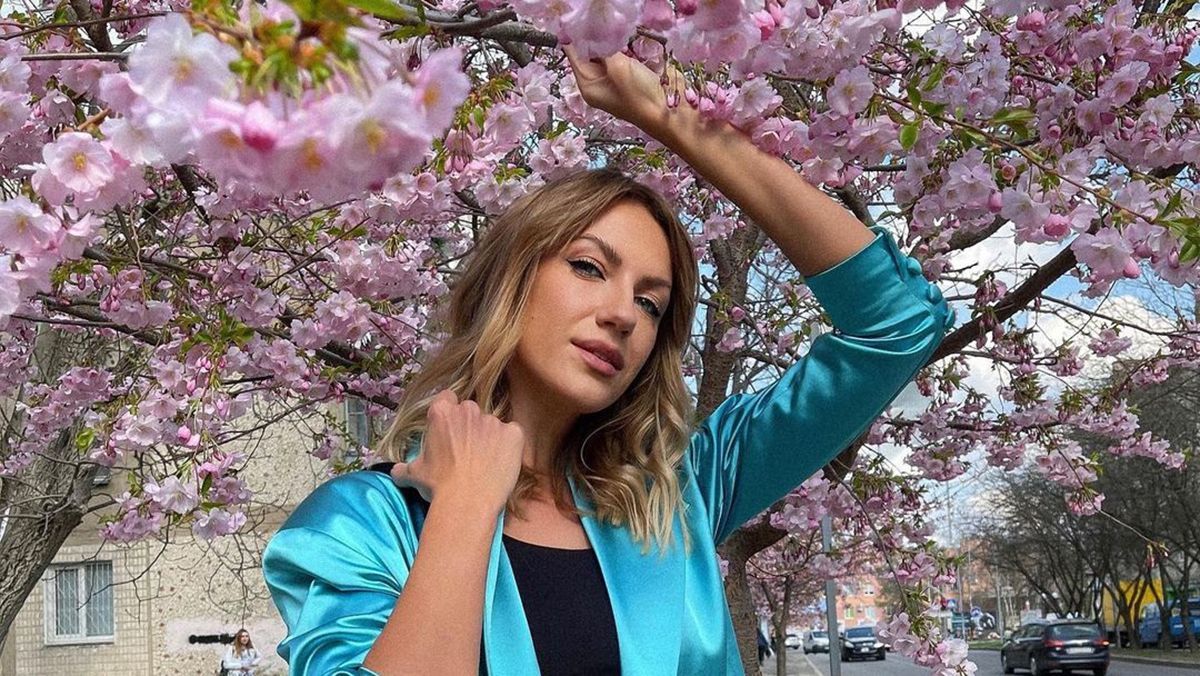 Леся Нікітюк показала образ у блакитному жакеті: фото на тлі сакур Леся Нікітюк показала образ у блакитному жакеті: фото на тлі сакур
