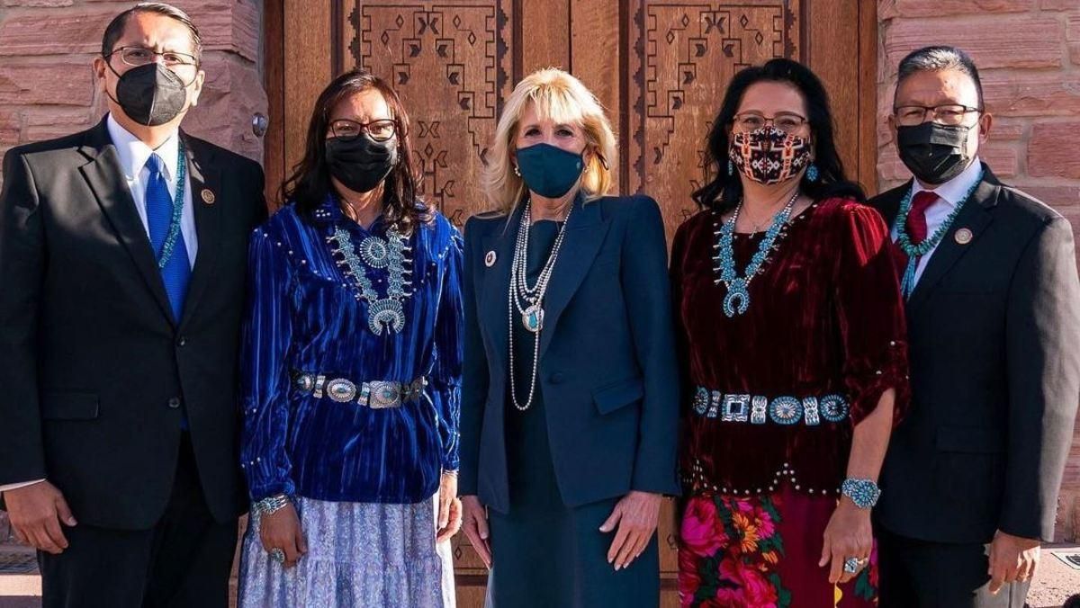 Джилл Байден захватила элегантным образом в синем костюме фото Джилл Байден захватила элегантным образом в синем костюме фото