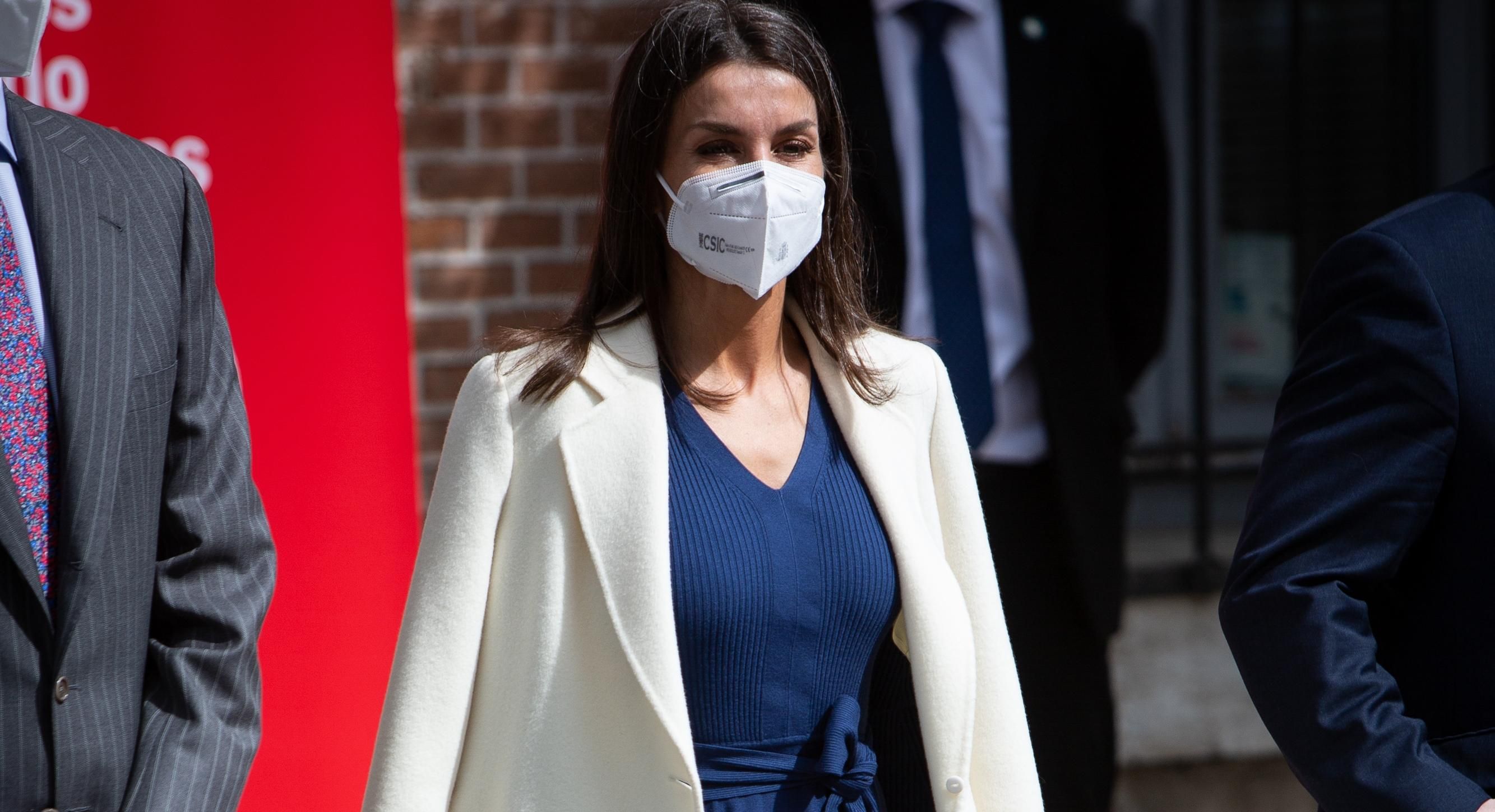 Королева Летиція підкорила бездоганним образом у синій сукні Королева Летиція підкорила бездоганним образом у синій сукні