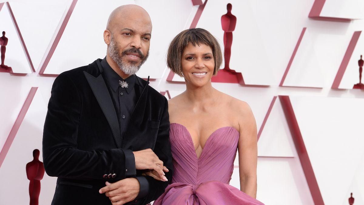 Оскар-2021: Геллі Беррі вперше з'явилася на публіці з новим бойфрендом Оскар-2021: Геллі Беррі вперше з'явилася на публіці з новим бойфрендом