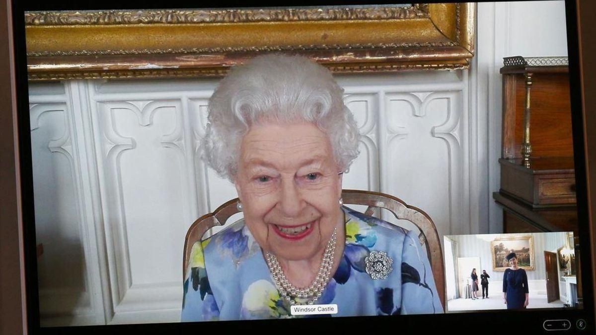 Елизавета II впервые появилась на публике после потери мужа Елизавета II впервые появилась на публике после потери мужа