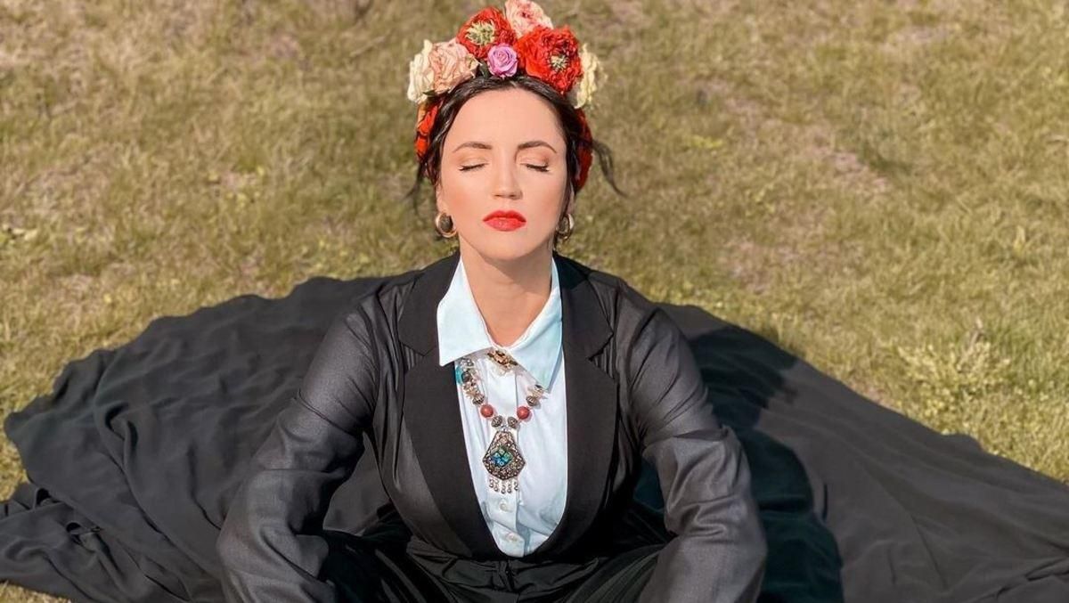 Оля Цибульская поразила стильным образом с венком: эффектные кадры Оля Цибульская поразила стильным образом с венком: эффектные кадры