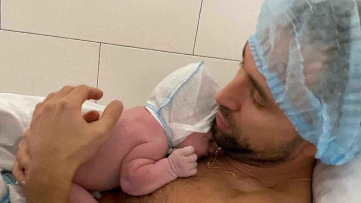 Холостяк Макс Михайлюк став батьком: перше фото з донькою Холостяк Макс Михайлюк став батьком: перше фото з донькою