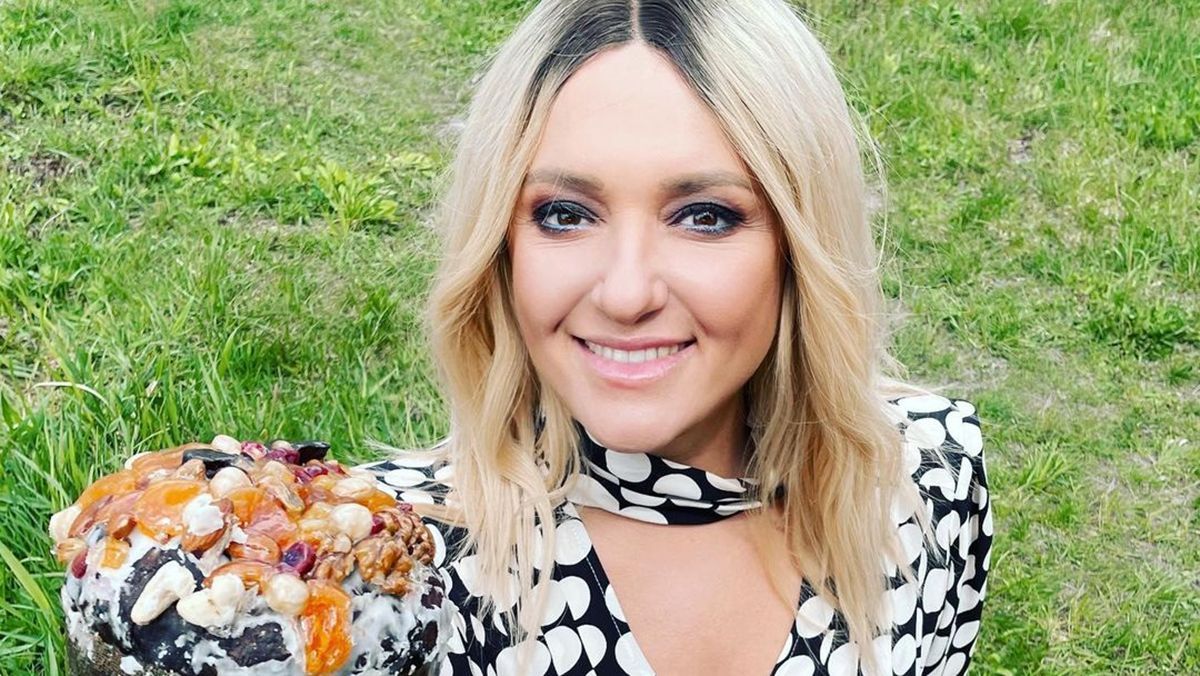 Наталья Могилевская позировала в блузке и юбке с разрезом: фото Наталья Могилевская позировала в блузке и юбке с разрезом: фото