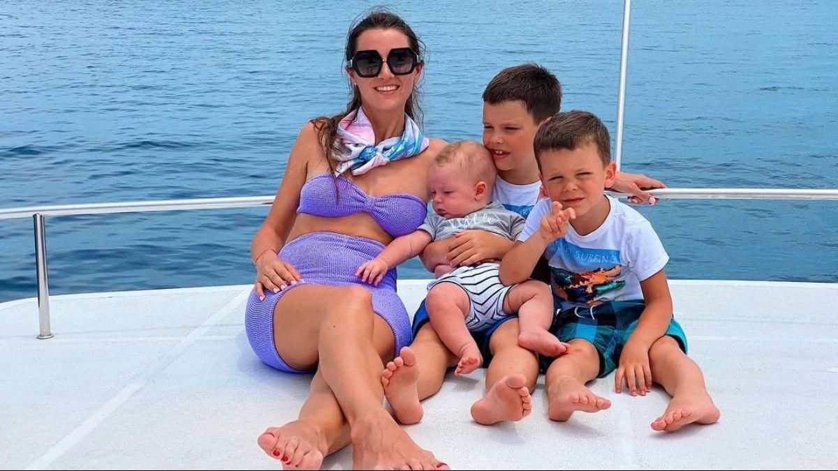 Жена Григория Решетника позировала с сыновьями на яхте: фото
