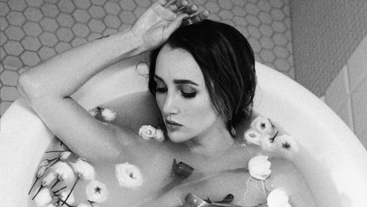 Анна Ризатдинова позировала обнаженной в ванной с цветами: откровенный кадр