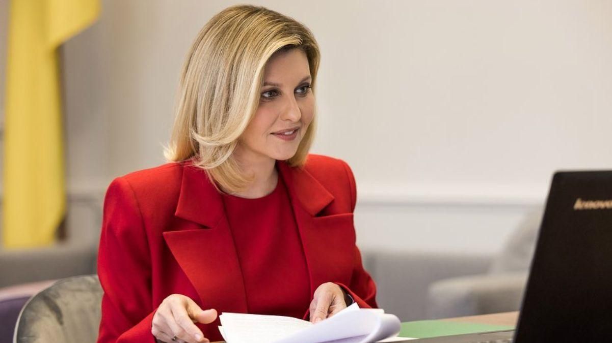 Елена Зеленская для рабочего звонка выбрала красный наряд: фото Елена Зеленская для рабочего звонка выбрала красный наряд: фото