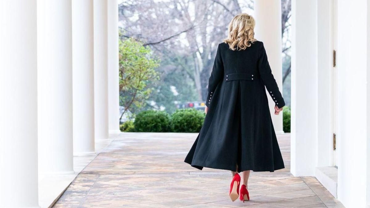Джилл Байден вразила розкішним образом у чорному пальті: фото