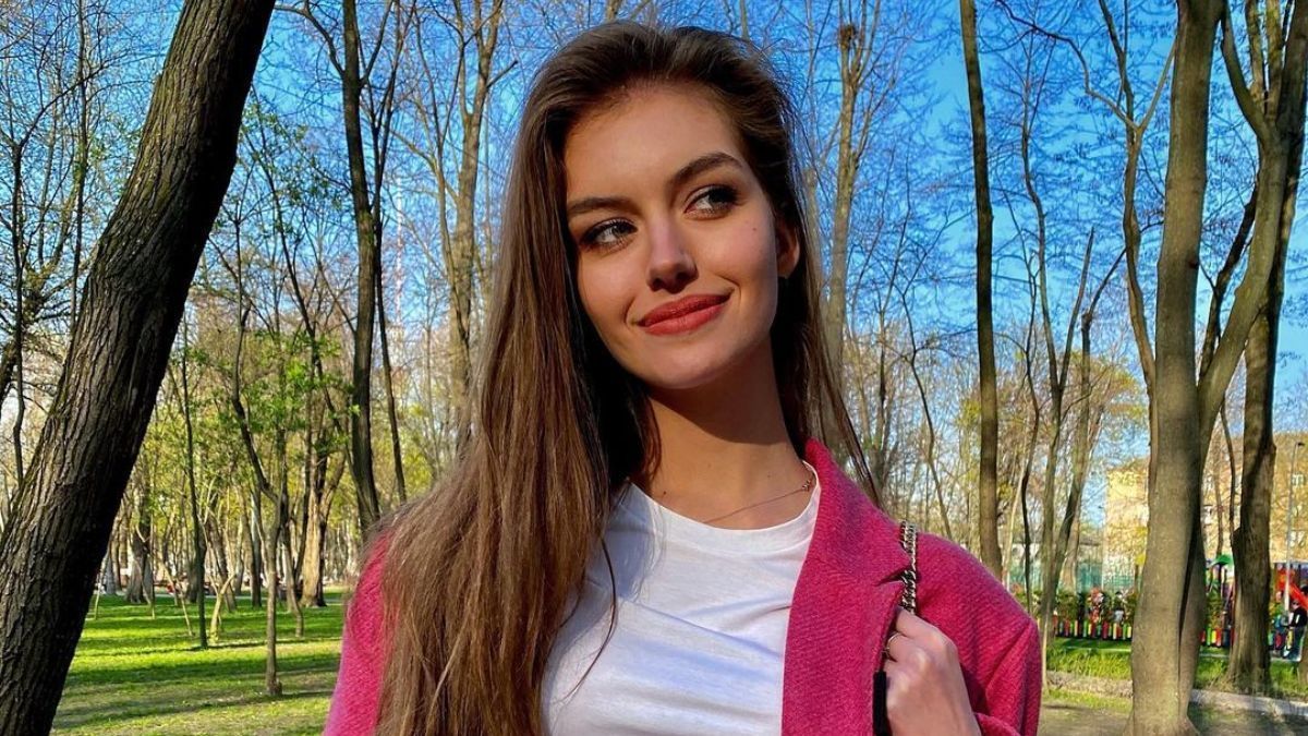 Жена Дмитрия Комарова показала образ в розовом пиджаке: фото