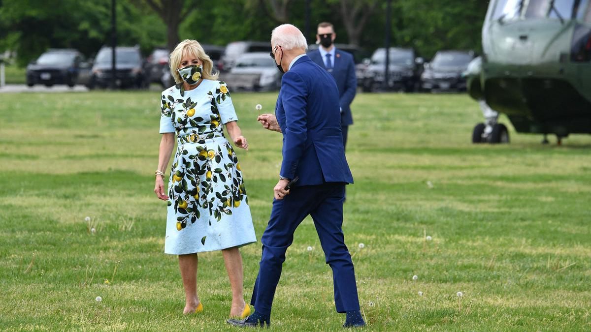 Джо Байден вручив дружині кульбабу: зворушливе відео Джо Байден вручив дружині кульбабу: зворушливе відео