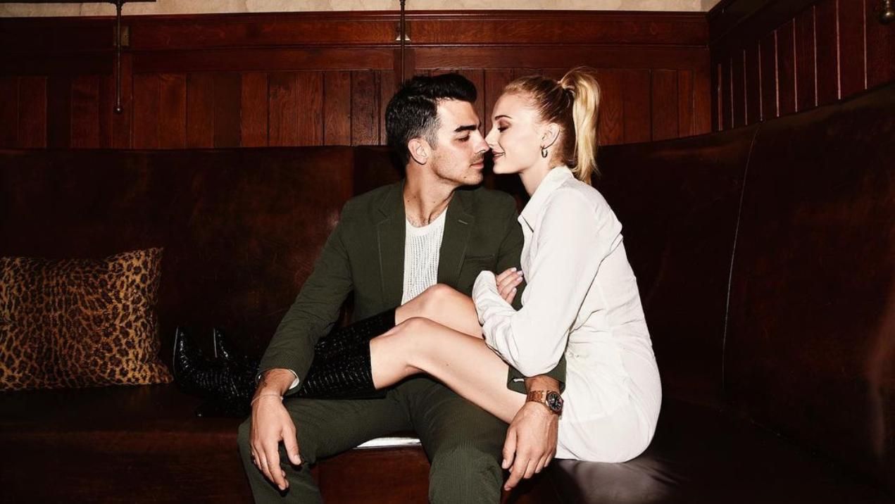 Софи Тернер поздравила Джо Джонаса с 2 годовщиной свадьбы Софи Тернер поздравила Джо Джонаса с 2 годовщиной свадьбы