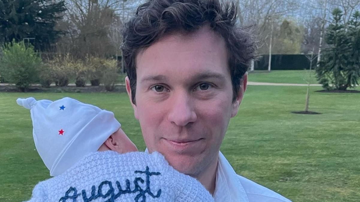 Принцесса Евгения поделилась новыми фото мужа и сына Принцесса Евгения поделилась новыми фото мужа и сына