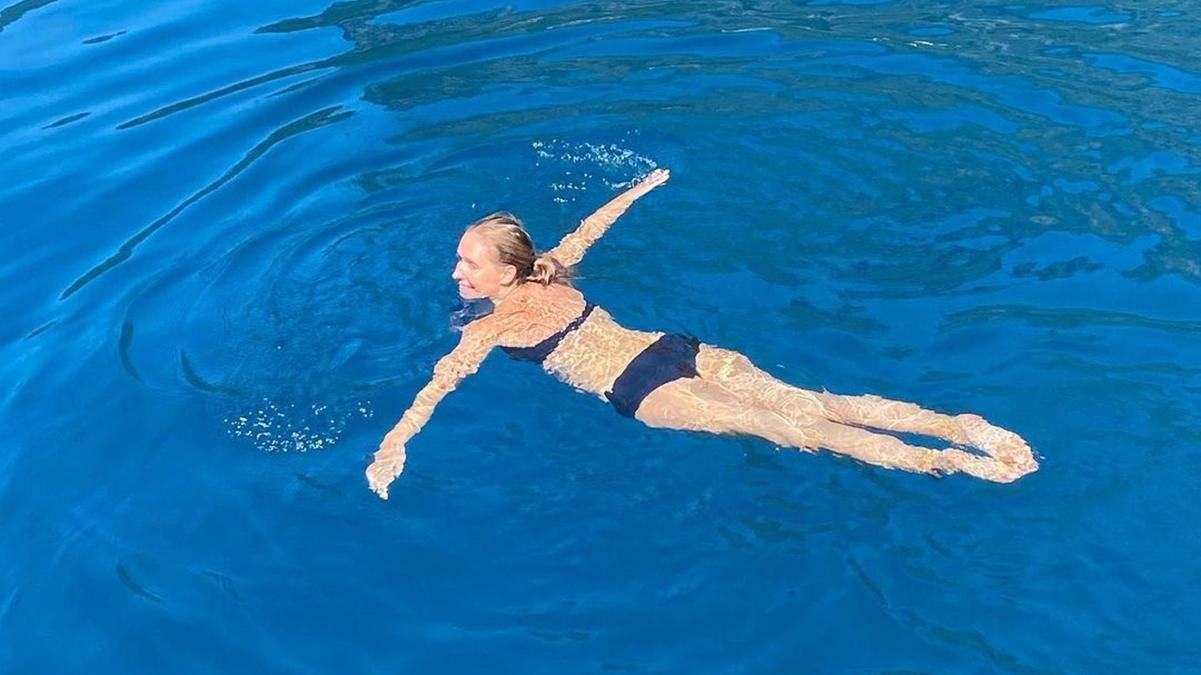 Вагітна Катя Осадча поплавала в купальнику: фото з Туреччини