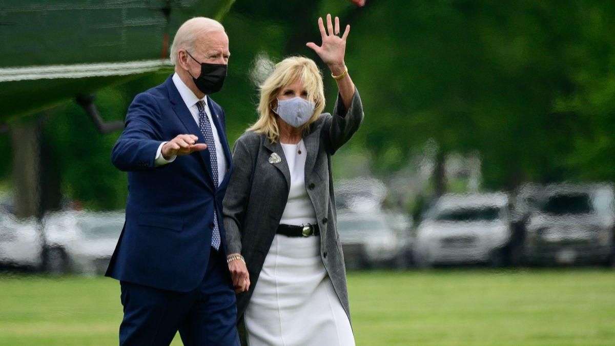 Джилл Байден у білій сукні-футлярі відвідала школу: фото Джилл Байден у білій сукні-футлярі відвідала школу: фото