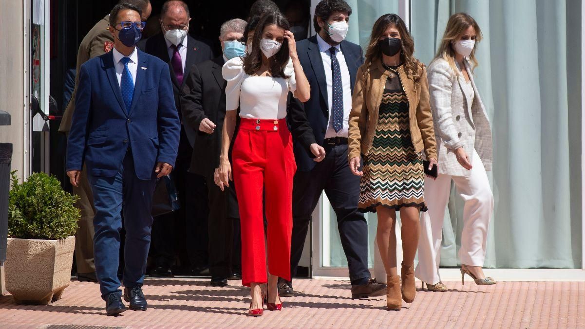 Королева Летиція приголомшила яскравим образом у червоних штанах: фото Королева Летиція приголомшила яскравим образом у червоних штанах: фото