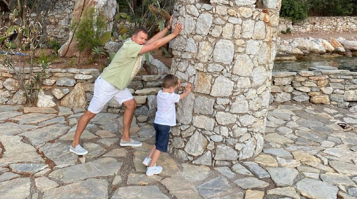 Юрий Горбунов захватил сеть забавным фото с сыном: кадр из Турции Юрий Горбунов захватил сеть забавным фото с сыном: кадр из Турции