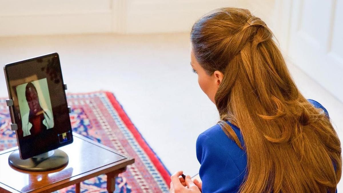 Кейт Миддлтон позировала в синем жакете и классических брюках: фото Кейт Миддлтон позировала в синем жакете и классических брюках: фото