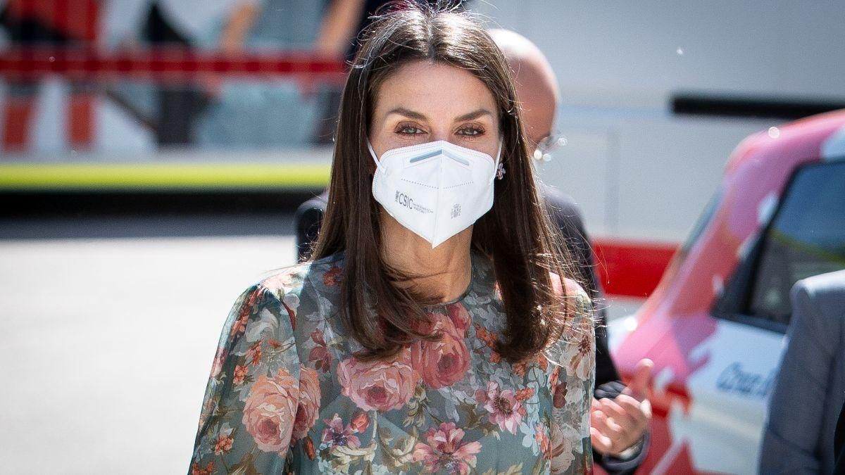 Королева Летиция повторила образ в платье с цветочным принтом: фото Королева Летиция повторила образ в платье с цветочным принтом: фото