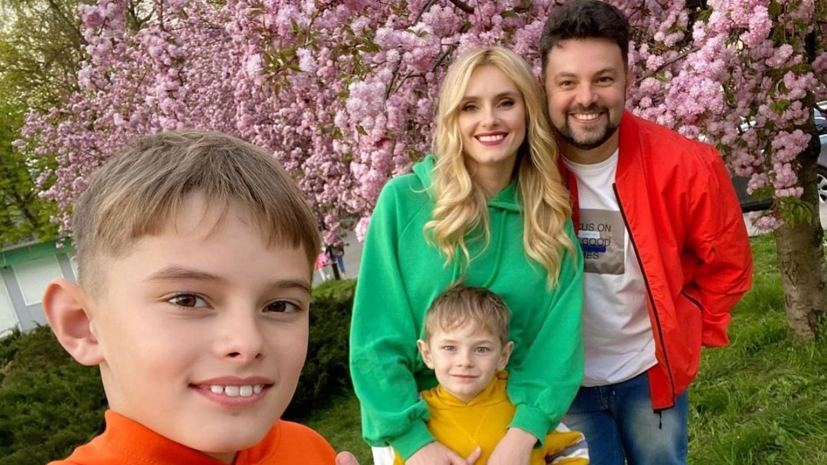 Ірина Федишин влаштувала сімейну фотосесію біля сакури у Львові Ірина Федишин влаштувала сімейну фотосесію біля сакури у Львові