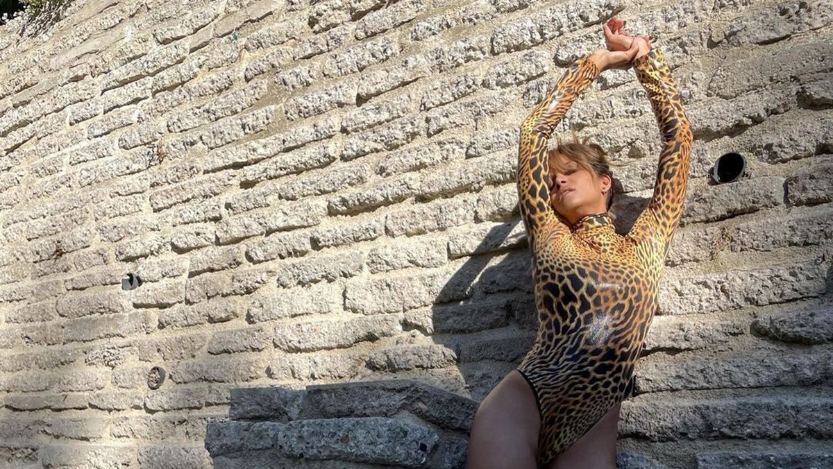 Геллі Беррі захопила апетитними формами в леопардовому боді: фото