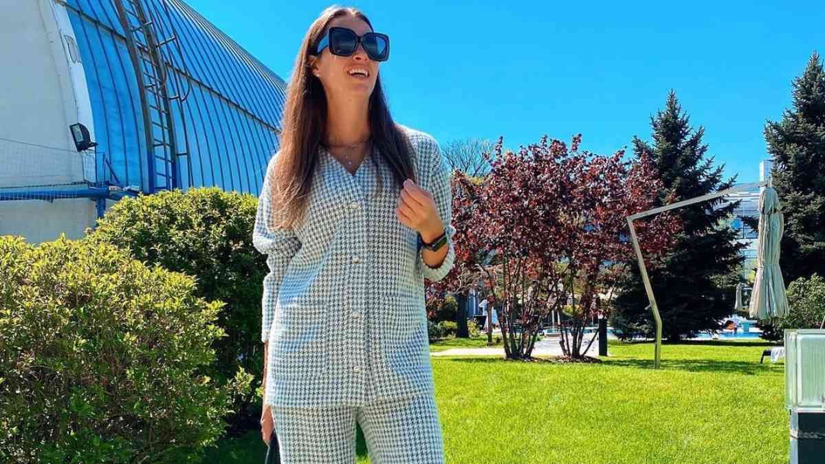 Жена Решетника ошеломила весенним образом в костюме: фото Жена Решетника ошеломила весенним образом в костюме: фото