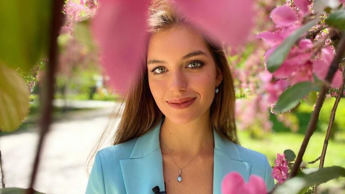 Дружина Дмитра Комарова зачарувала образом у блакитному піджаку: фото Дружина Дмитра Комарова зачарувала образом у блакитному піджаку: фото