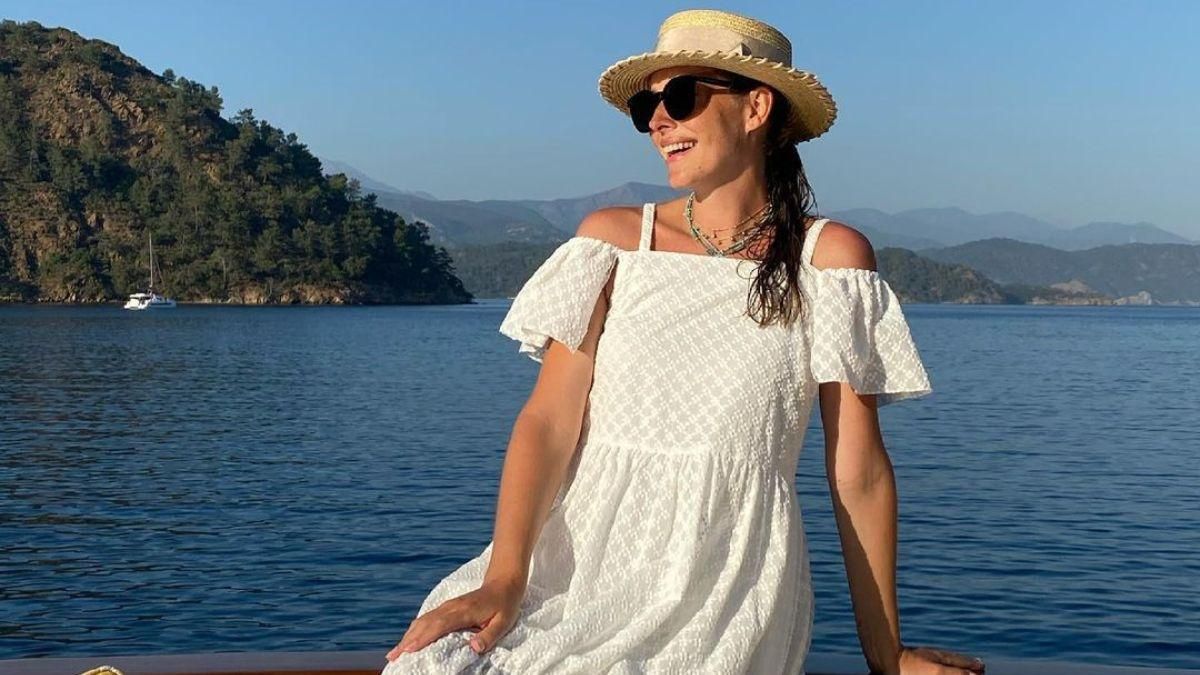 Катя Осадча замилувала ніжним образом у білій сукні: фото