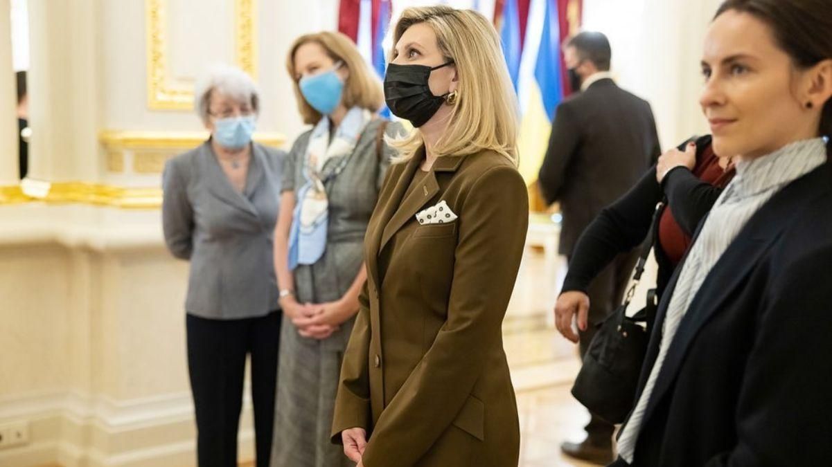 Олена Зеленська приголомшила образом у коричневому костюмі: фото Олена Зеленська приголомшила образом у коричневому костюмі: фото