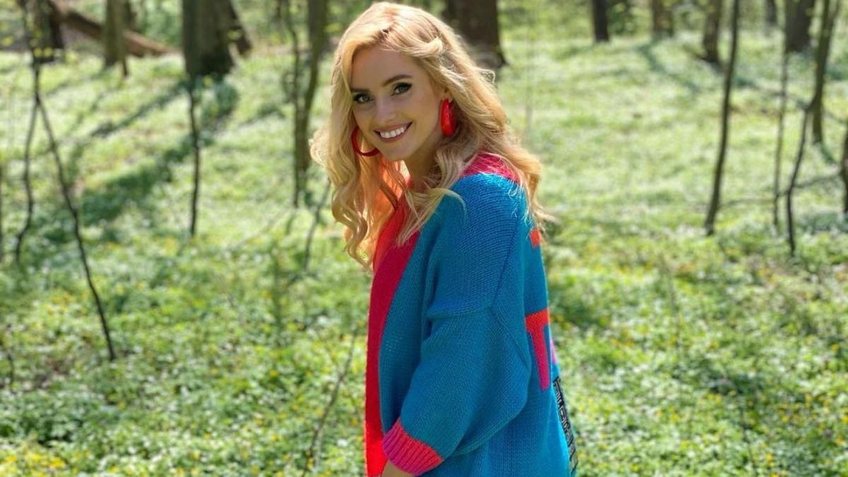 Ірина Федишин прогулялася лісом у яскравому кардигані: фото Ірина Федишин прогулялася лісом у яскравому кардигані: фото