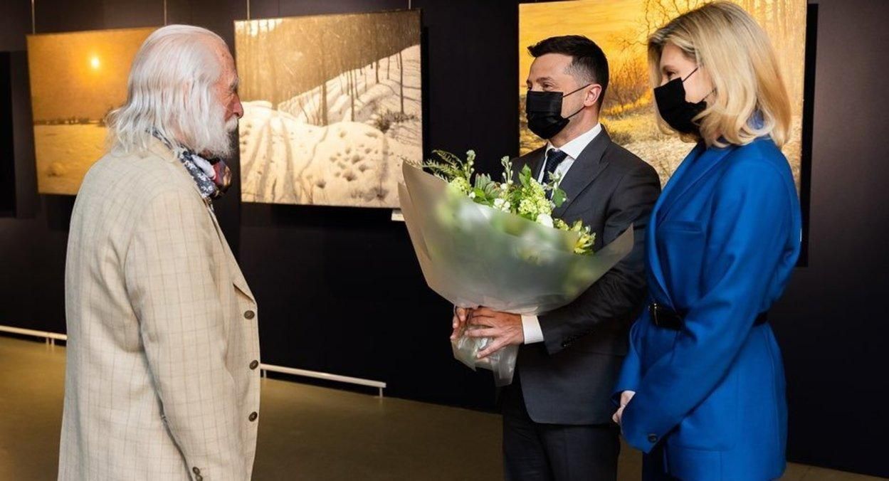 Елена Зеленская поразила изысканным образом в синем костюме фото Елена Зеленская поразила изысканным образом в синем костюме фото