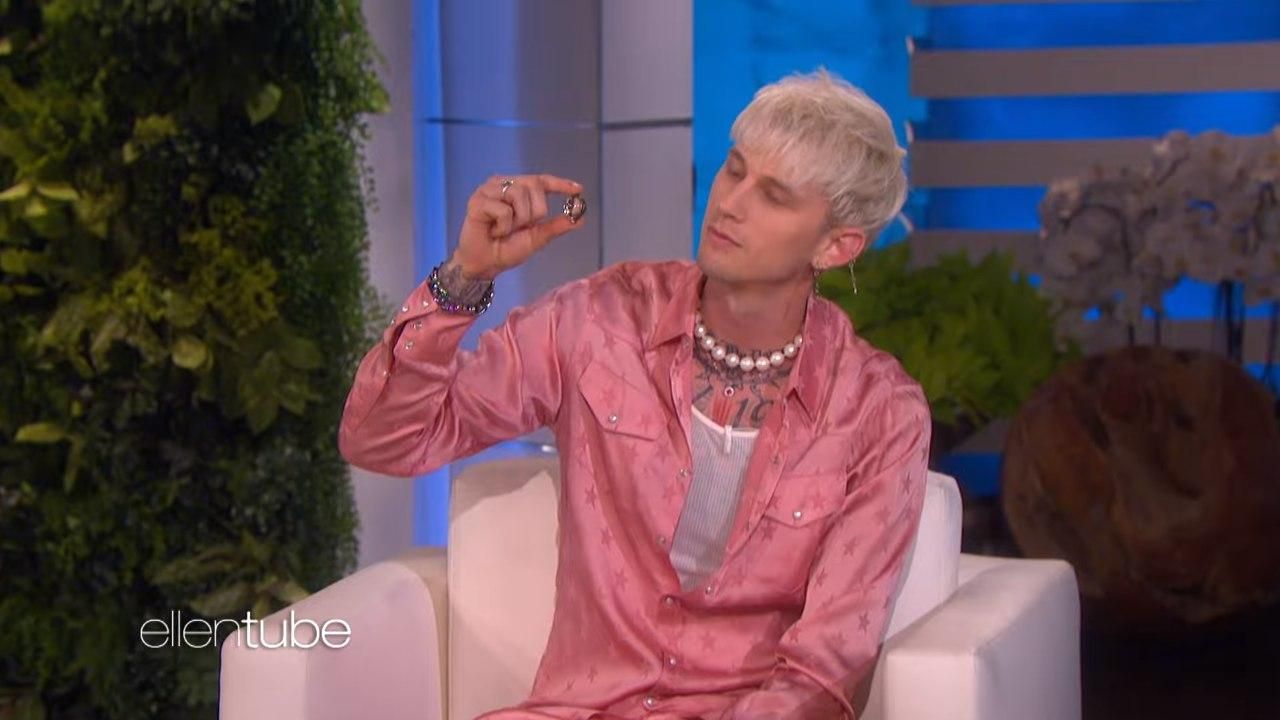 Бойфренд Меган Фокс объяснил, почему носит амулет с кровью любимой Бойфренд Меган Фокс объяснил, почему носит амулет с кровью любимой