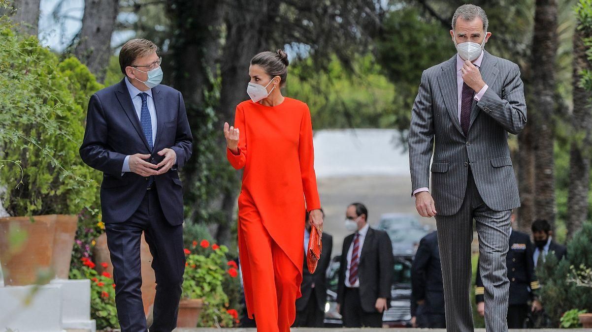 Королева Летиція підкорила аутфітом у помаранчевому костюмі: фото