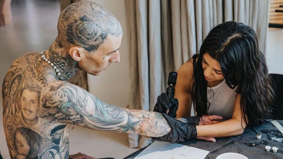 Кортни Кардашян сделала татуировку бойфренду: неожиданные кадры
