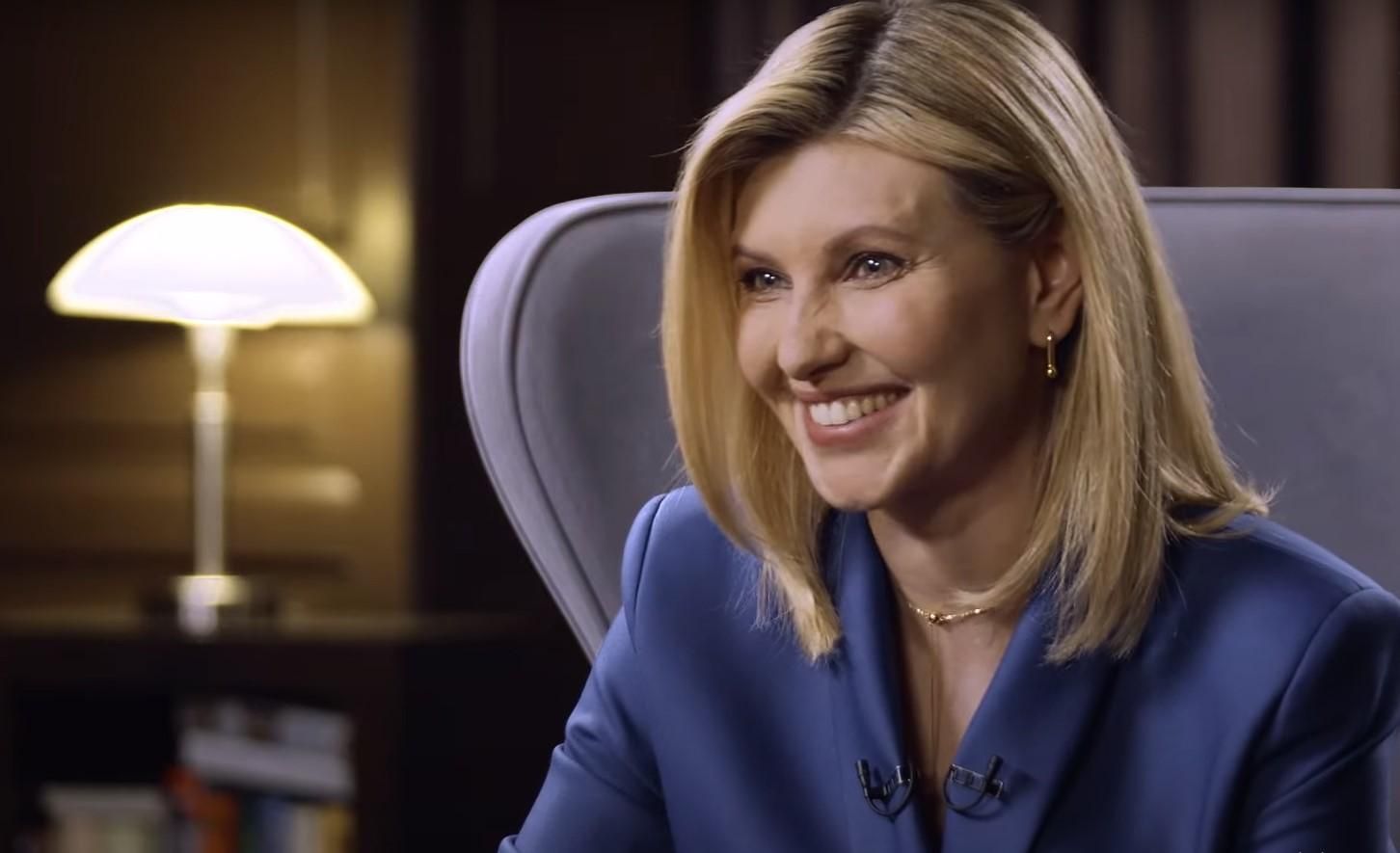 Зеленська у синьому костюмі на першому телевізійному інтерв'ю: фото Зеленська у синьому костюмі на першому телевізійному інтерв'ю: фото