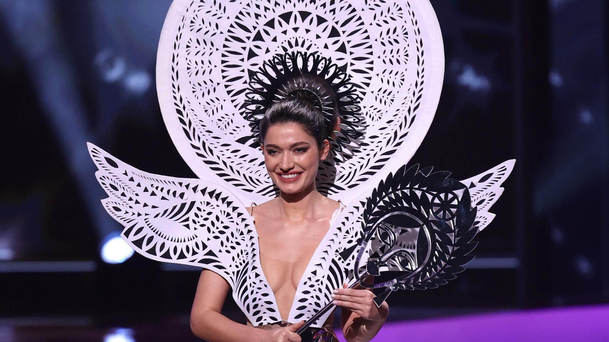 Міс Україна презентувала у США національний костюм Міс Україна презентувала у США національний костюм