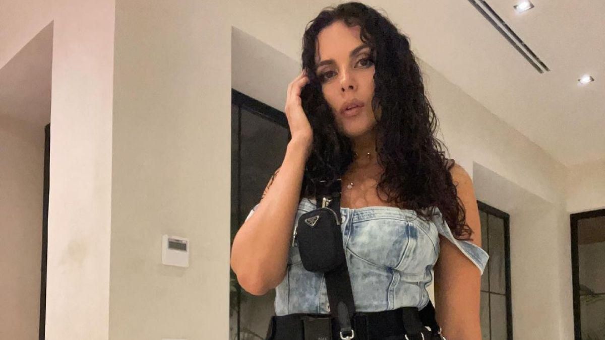 С сумочкой за 38 тисяч гривен: Настя Каменских поразила образом С сумочкой за 38 тисяч гривен: Настя Каменских поразила образом