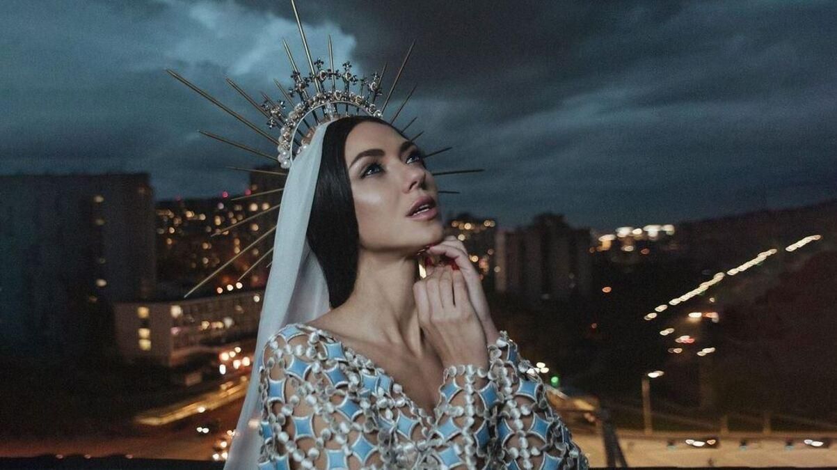 В образі княгині: Вікторія Смеюха з НеАнгелів почала сольну кар'єру В образі княгині: Вікторія Смеюха з НеАнгелів почала сольну кар'єру