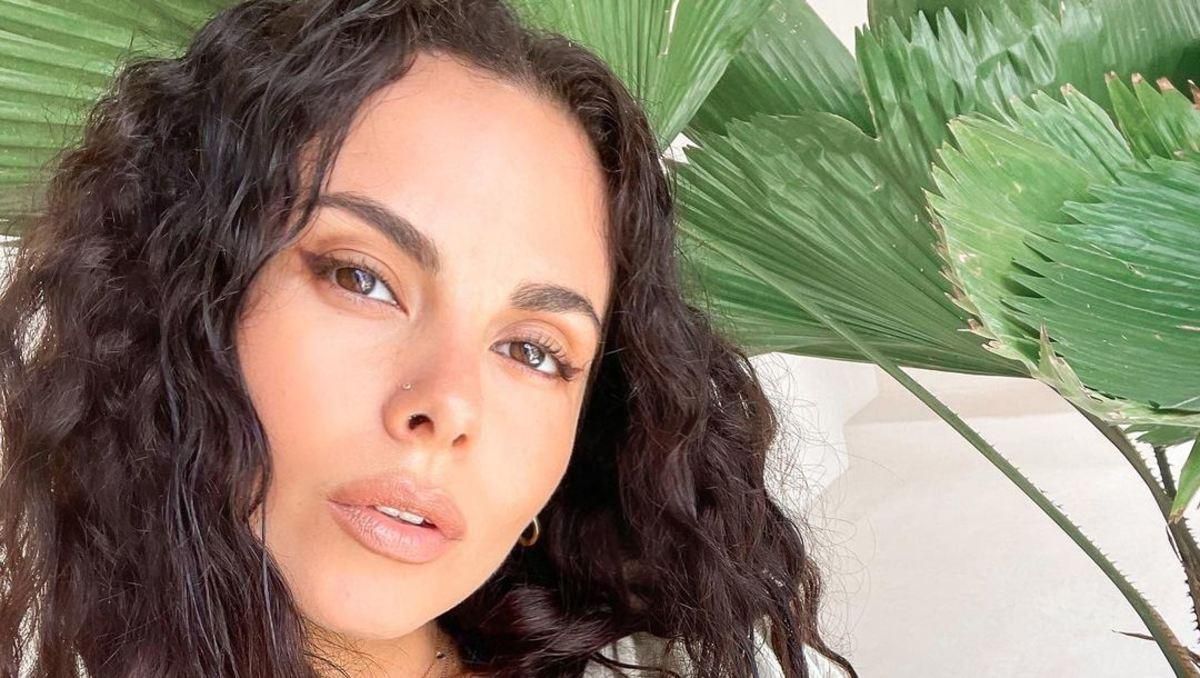 Настя Каменских показала смелый образ в атласном платье фото Настя Каменских показала смелый образ в атласном платье фото