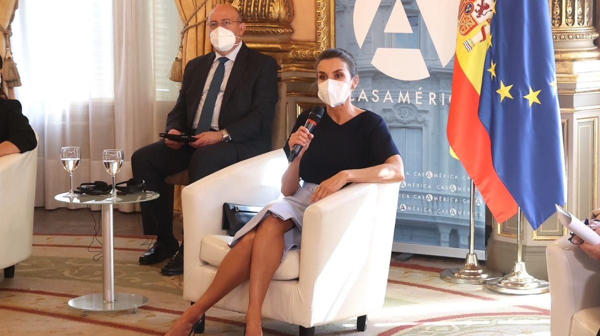 Королева Летиція у блакитній спідниці та синій блузці: фото Королева Летиція у блакитній спідниці та синій блузці: фото