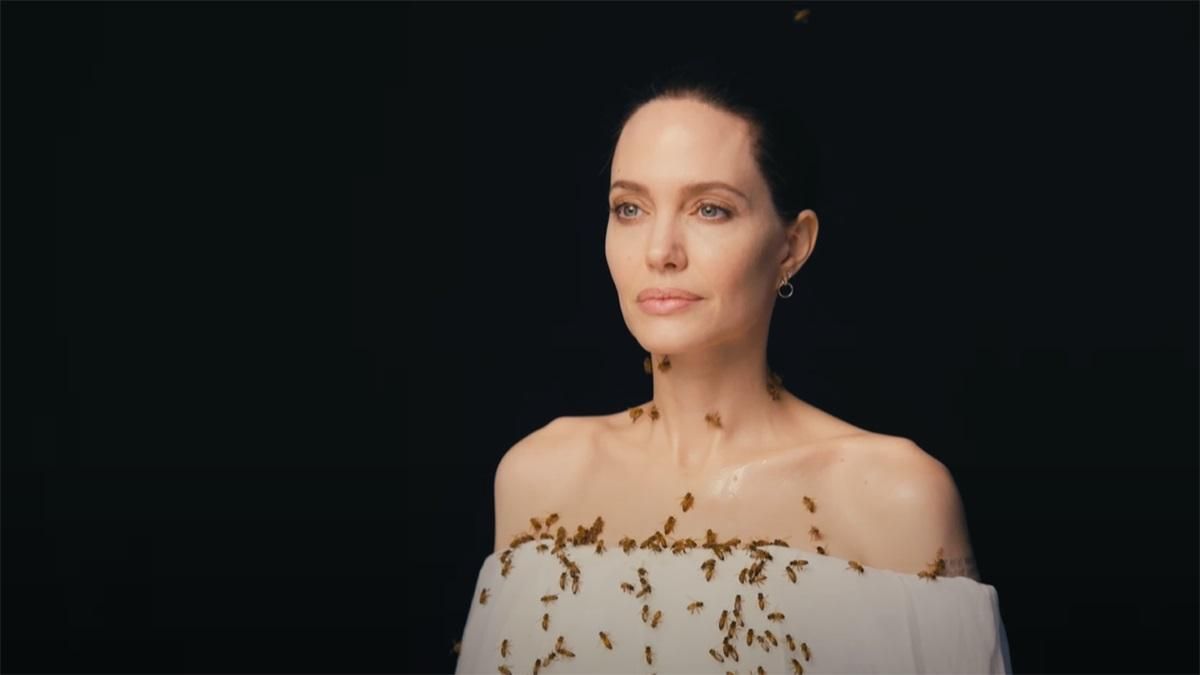 Анджелина Джоли снялась с пчелами на лице и теле фото, видео