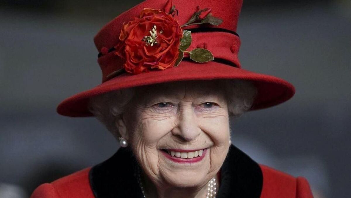 Єлизавета II вийшла у світ у пальті та з особливою брошкою