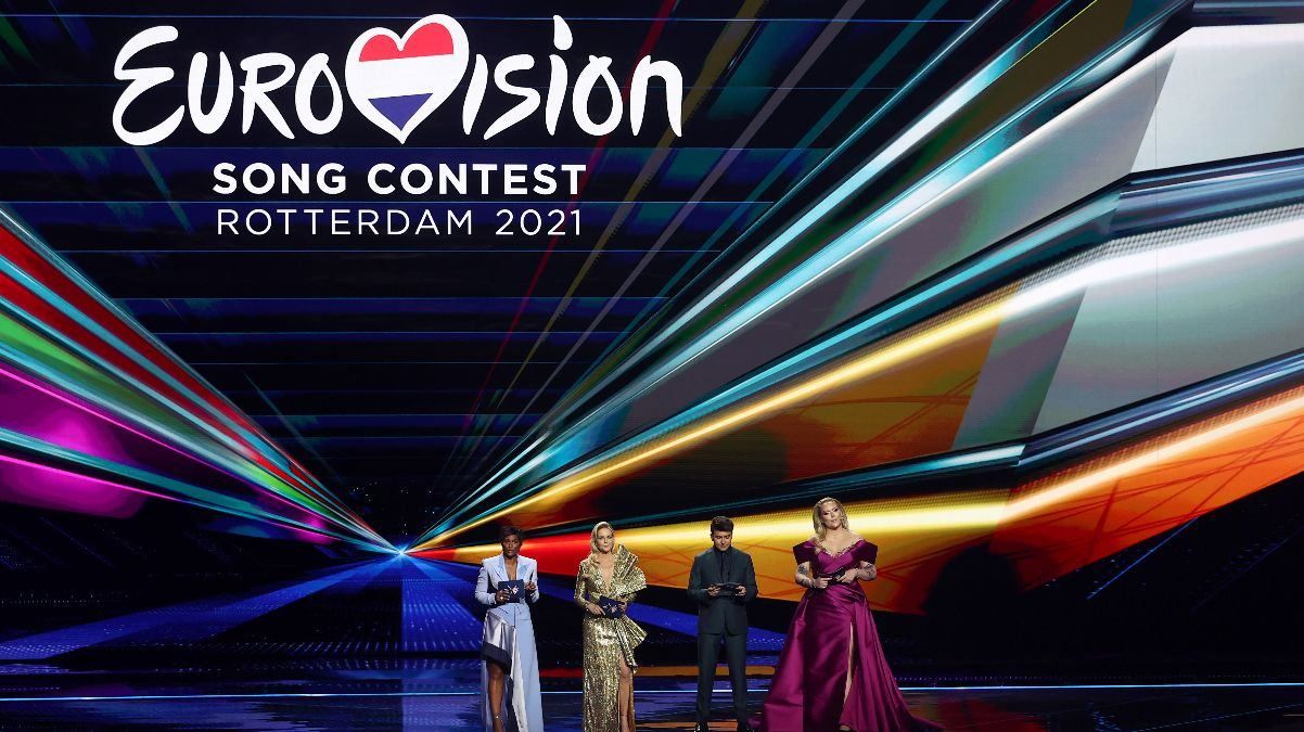Евровидение-2021: образы ведущих в финале