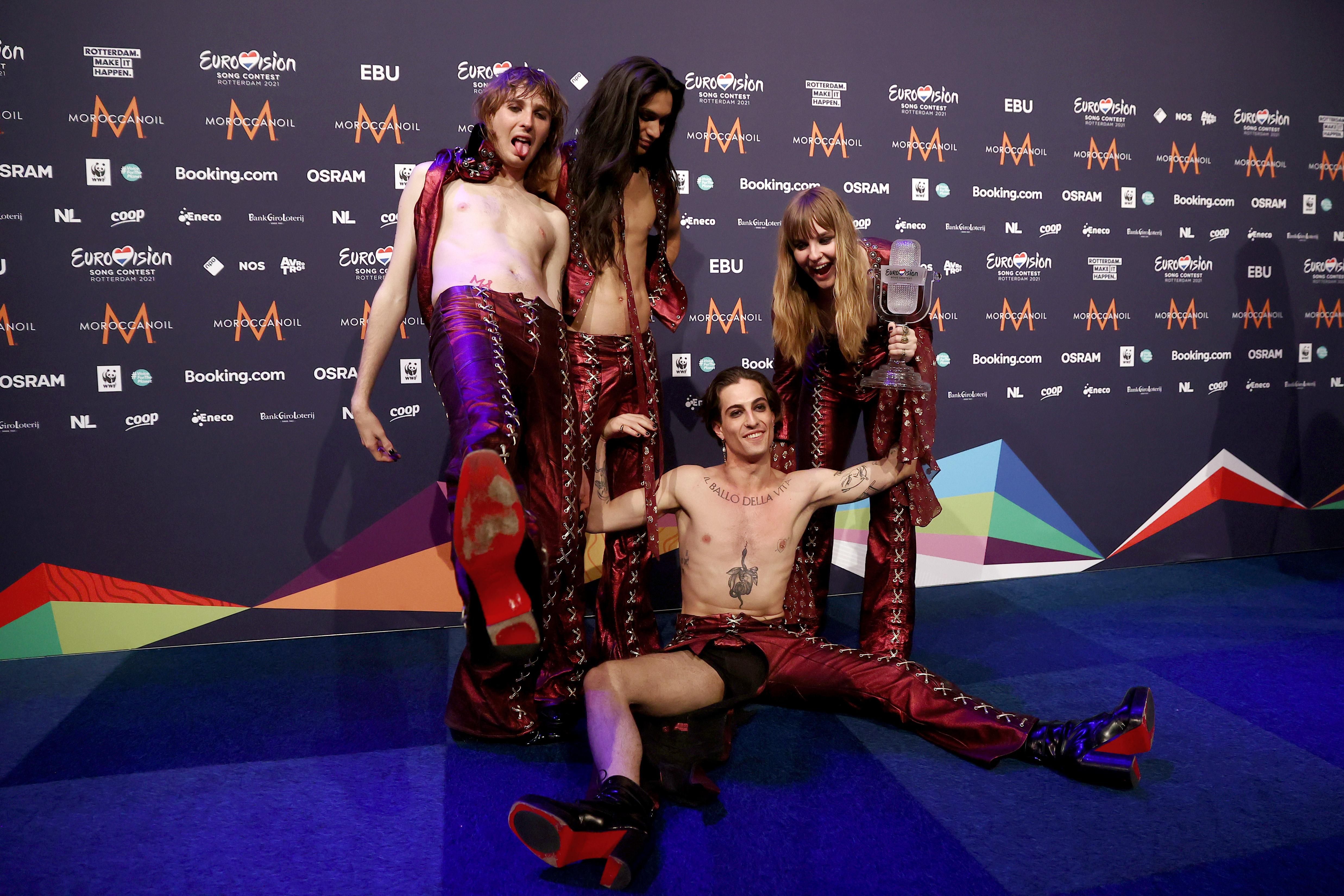 Курьез на Евровидении-2021: у солиста Måneskin порвались штаны Курьез на Евровидении-2021: у солиста Måneskin порвались штаны