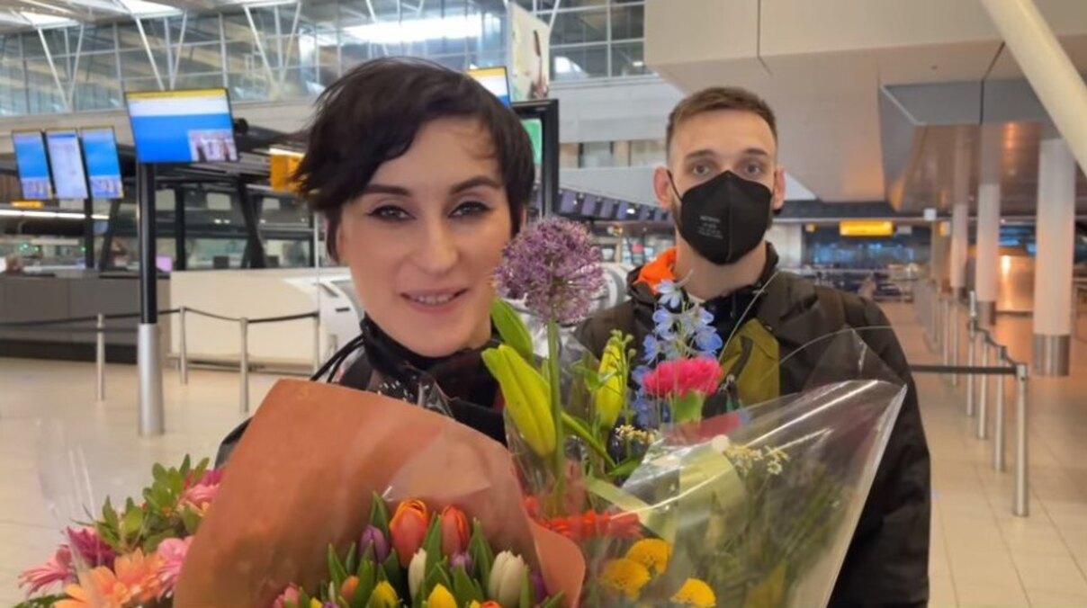 З квітами та подарунками: гурт Go_A прилетів до України З квітами та подарунками: гурт Go_A прилетів до України