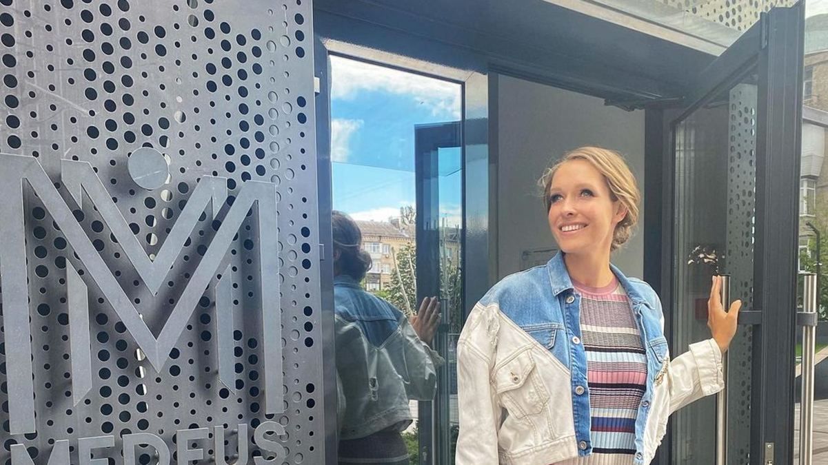 Вагітна Катя Осадча захопила образом в обтислій сукні: нове фото Вагітна Катя Осадча захопила образом в обтислій сукні: нове фото