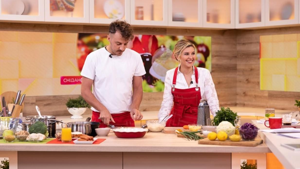 Елена Зеленская приготовила на камеры школьный обед Елена Зеленская приготовила на камеры школьный обед