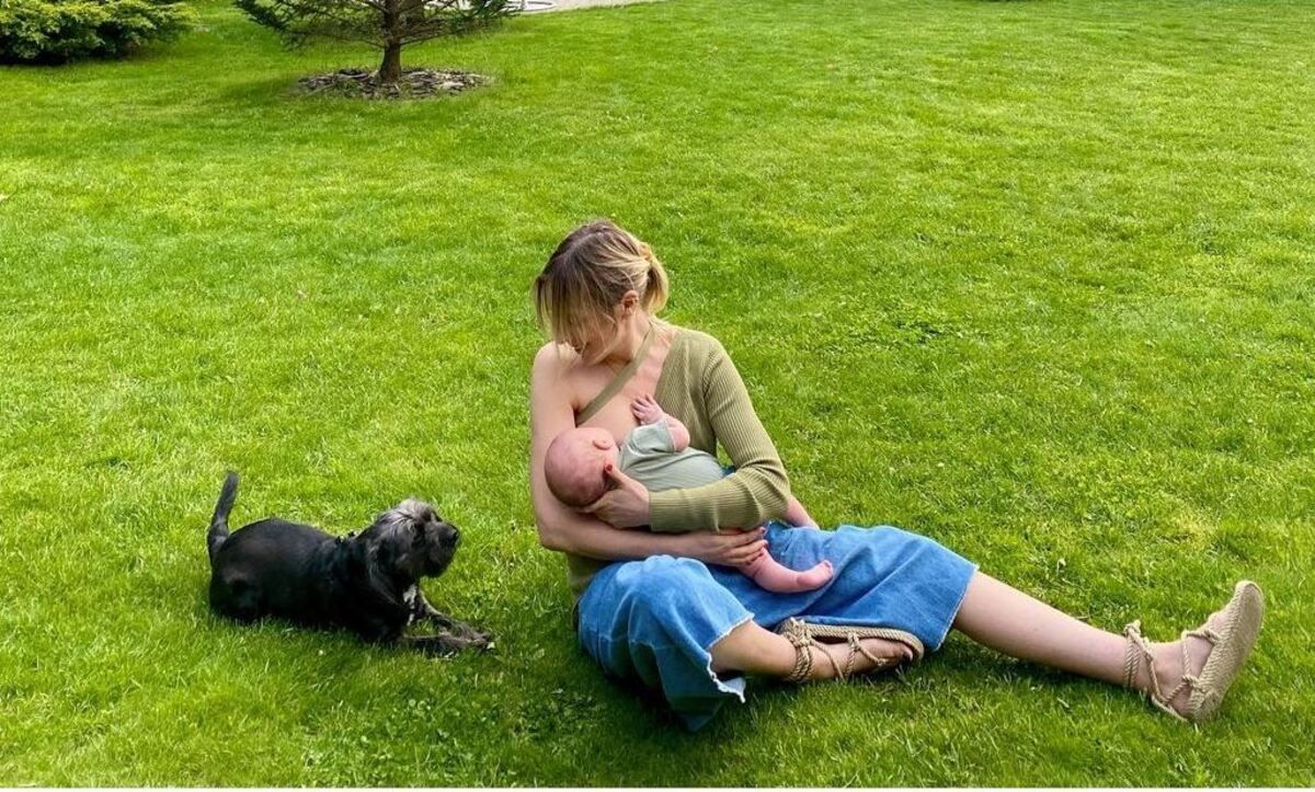 Василіса Фролова показала, як годує грудьми первістка: фото з пікніка Василіса Фролова показала, як годує грудьми первістка: фото з пікніка