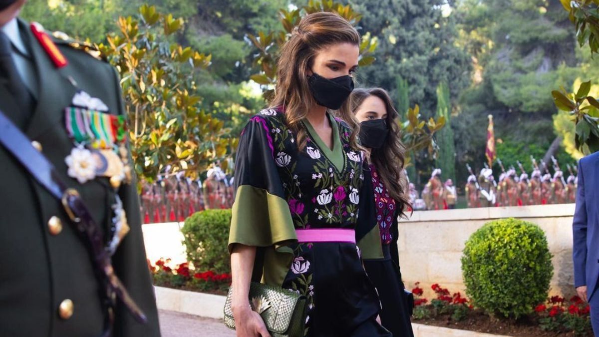 Королева Рания ошеломила образом в черном платье с вышивкой: фото Королева Рания ошеломила образом в черном платье с вышивкой: фото