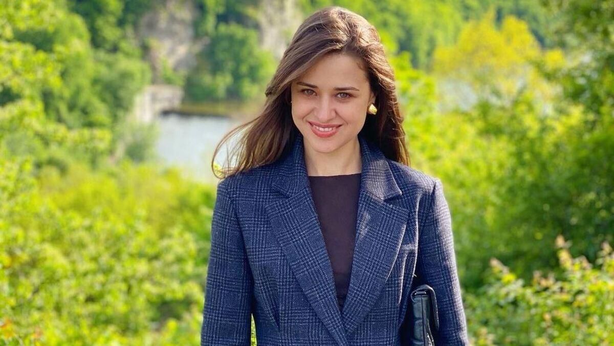 Ексдружина Дзідзьо вразила елегантним образом у синьому жакеті: фото Ексдружина Дзідзьо вразила елегантним образом у синьому жакеті: фото