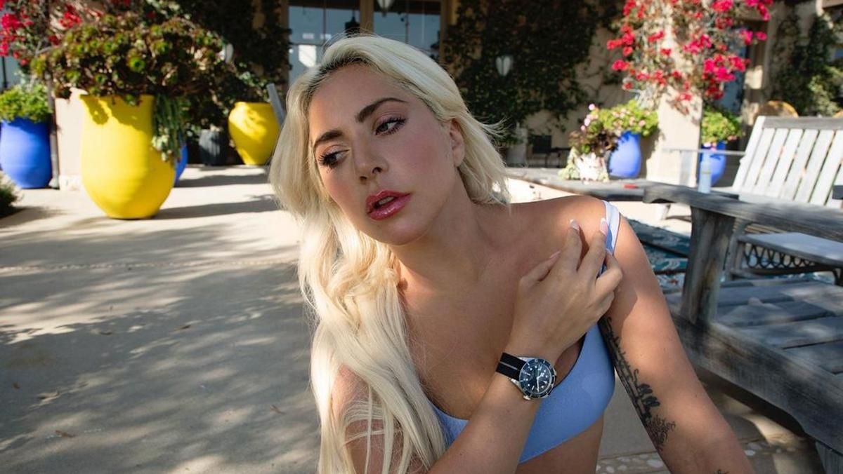 Леди Гага посветила ягодицами в бикини: эротические фото